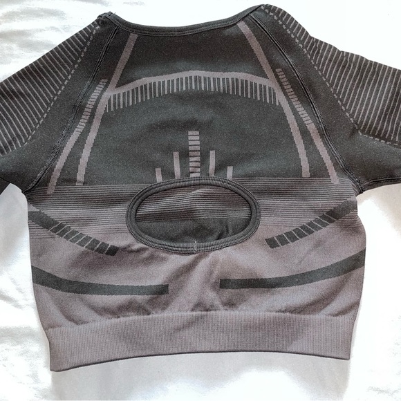 Gymshark long sleeve workout top, backless design - Picture 4 of 5